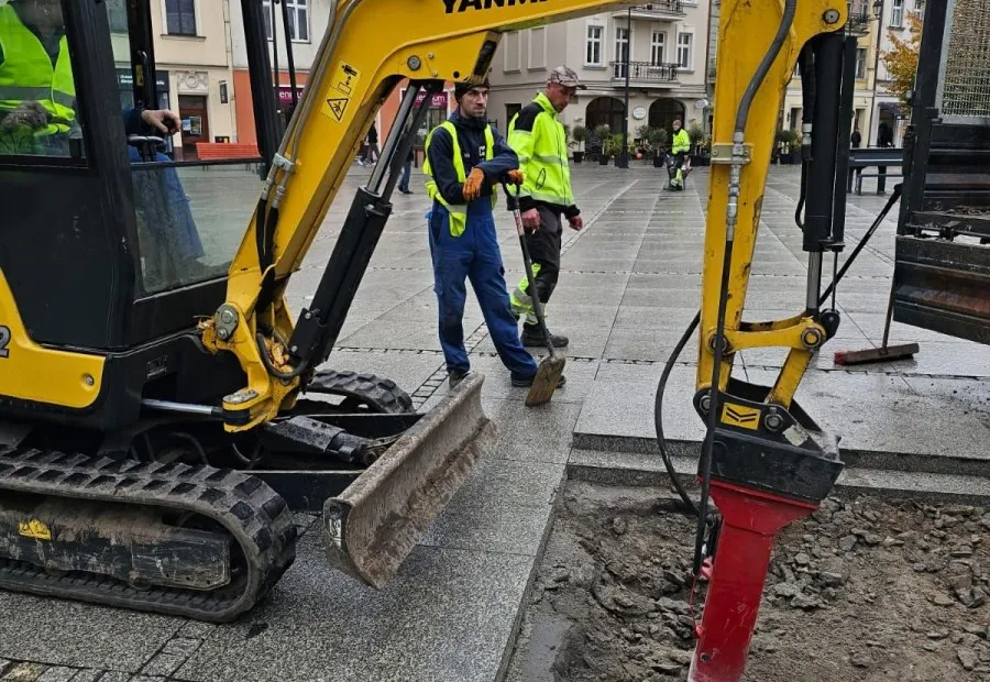 Roboty ziemne na rynku w Kaliszu - minikoparka z młotem