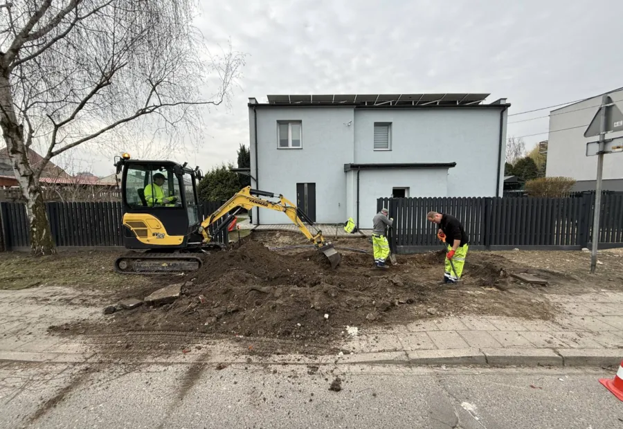 Prace ziemne minikoparką przed posesją