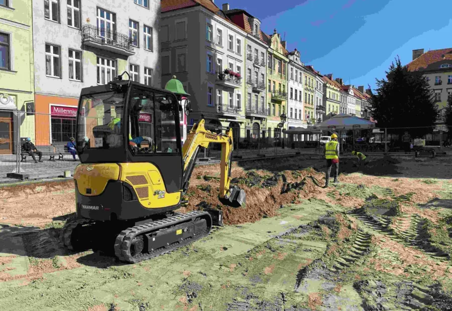 Prace ziemne minikoparką na rynku w Kaliszu