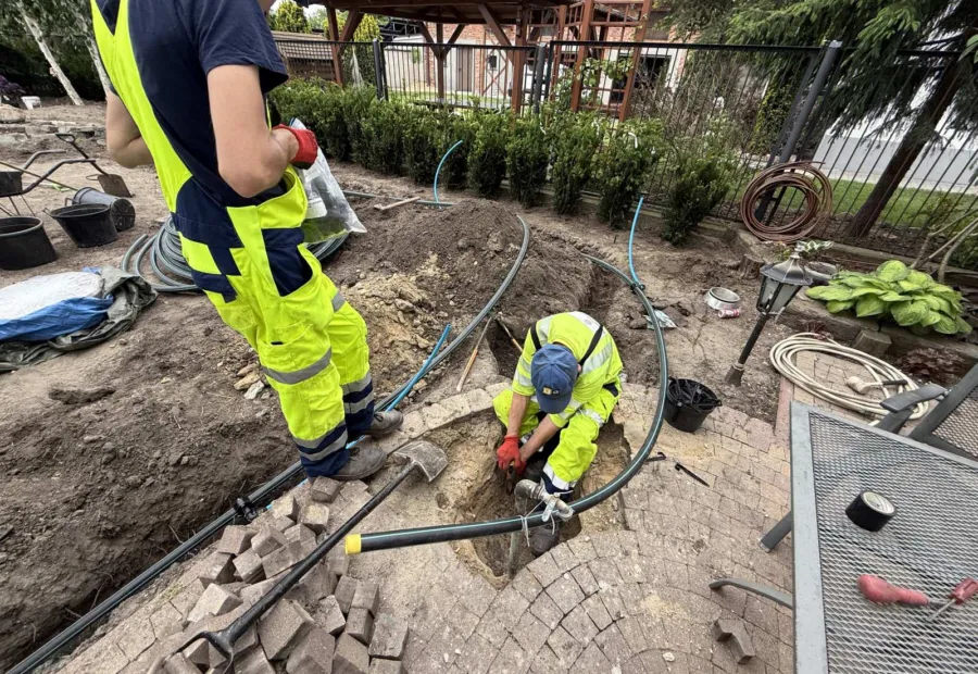 Podłączenie systemu do przyłącza wody w nawierzchni z kostki