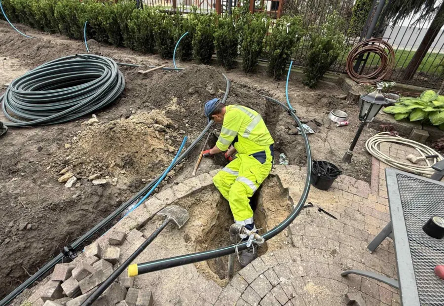 Montaż linii nawadniania w wykopie - ekipa Greensystem przy pracy