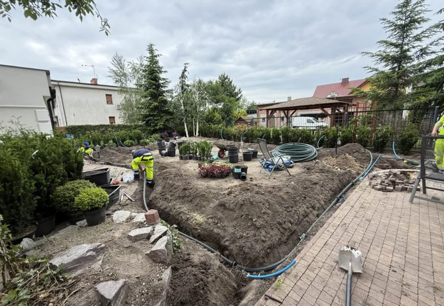 Ekipa Greensystem przy montażu zaworu głównego instalacji