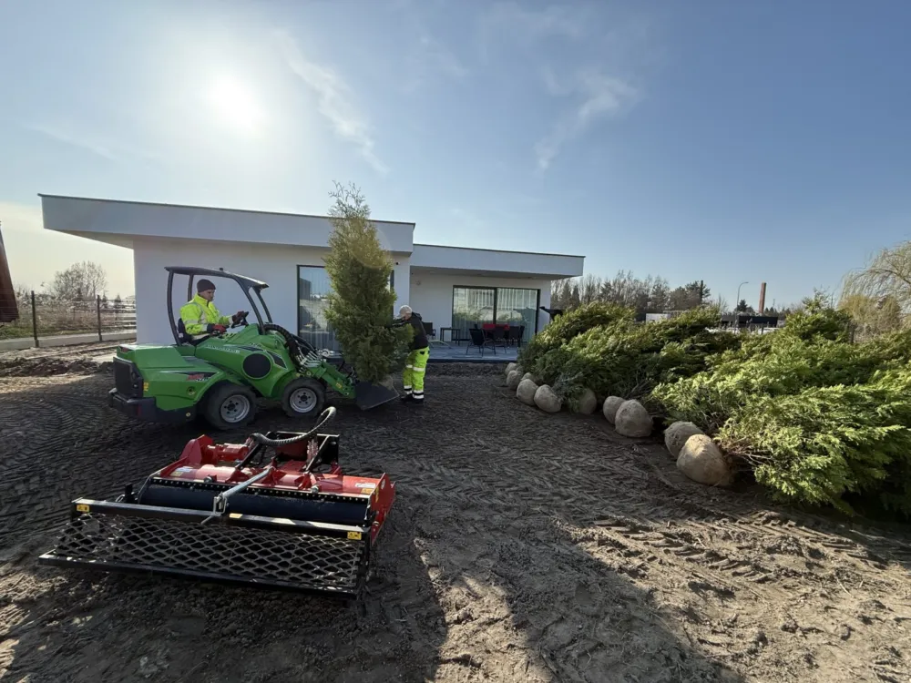 Sadzenie szpaleru tui przy nowoczesnej rezydencji - zespół Greensystem